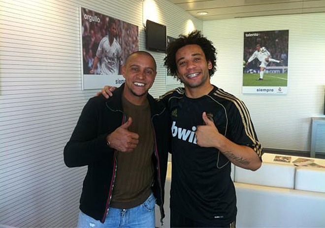 Trước đó, Roberto Carlos cũng đã có cuộc gặp, trò chuyện và chụp hình chung với các cầu thủ ngôi sao hiện tại của Real Madrid.